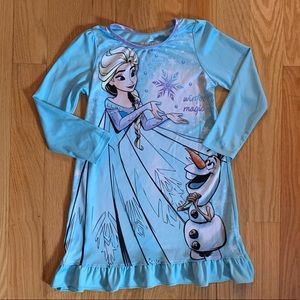 Girls frozen nightgown size 6.